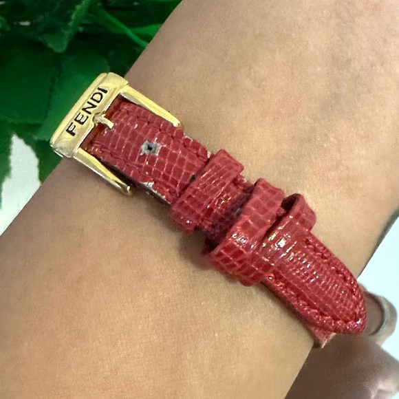 🔥🌟 AUTHENTIC 🌟🔥 FENDI Watch 640L 23mm Women's
Whites X Reds (PRE OWNED) - Picture 9 of 12
